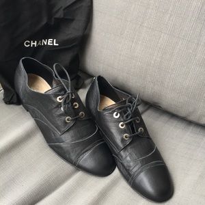 CHANEL black leather lace up oxford. Size 40 1/2